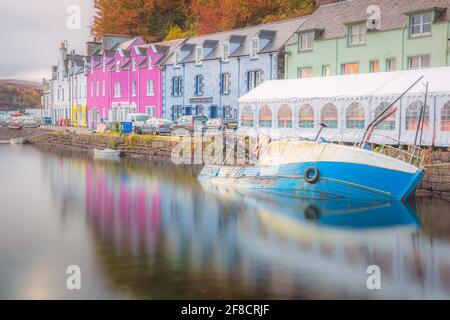 Portree, Écosse - octobre 18 2020 : un bateau de pêche submergé dans le port à marée haute au village côtier coloré de Portree, île de Skye, S. Banque D'Images