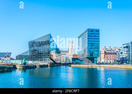 Côté eau de Liverpool dominé par le musée de Liverpool et la galerie d'oeil ouvert, Angleterre Banque D'Images