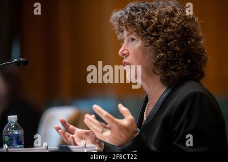 Washington, États-Unis d'Amérique. 13 avril 2021. Barbara McQuiston, qui exerce les fonctions du sous-secrétaire à la Défense, à la recherche et au génie, comparaît lors d'une audience du Comité sénatorial des crédits - sous-comité de la défense pour examiner l'innovation et la recherche du ministère de la Défense, dans l'édifice Dirksen du Bureau du Sénat à Washington, DC, le mardi 13 avril 2021. Crédit: Rod Lamkey/CNP/Sipa USA crédit: SIPA USA/Alay Live News Banque D'Images