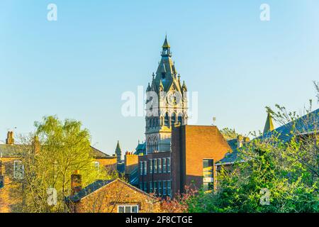 Vue sur l'hôtel de ville dans le centre de Chester, en Angleterre Banque D'Images