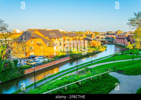 Bâtiments le long d'un canal traversant le centre de Chester, en Angleterre Banque D'Images