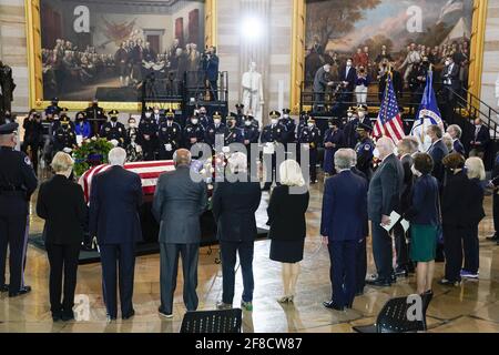 Washington, États-Unis. 13 avril 2021. Les membres du Congrès paient leurs perspectives comme le cercueil de l'officier de police du Capitole des États-Unis, William 'Billy' Evans, est en honneur lors d'une cérémonie au Capitole à Washington DC, le mardi 13 avril 2021. L'officier Evans a été tué dans l'exercice de ses fonctions lors de l'attaque à l'extérieur du Capitole des États-Unis le 2 avril. Photo de piscine par J. Scott Applewhite/UPI crédit: UPI/Alay Live News Banque D'Images