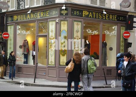 La boulangerie/pâtisserie traditionnelle a été réorganisée en tant que boutique de mode à Montmartre, Paris, France Banque D'Images