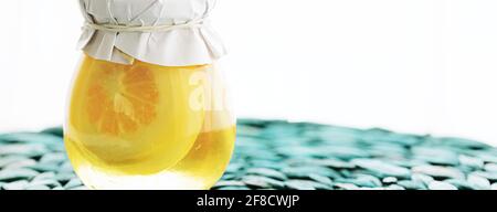 Tranches de citron sucrées en conserve dans du sirop sucré, de la nourriture et du dessert Banque D'Images