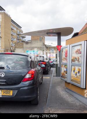 Voitures faisant la queue devant McDonald's Wandsworth, Marl Road, Londres, SW18, Royaume-Uni Banque D'Images