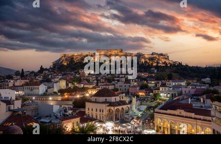 Athènes, Grèce. Place Monastiraki et paysage urbain au coucher du soleil. Vue panoramique aérienne de la ville et rocher illuminé de l'Acropole. Ciel nuageux et coloré à l'arrière Banque D'Images