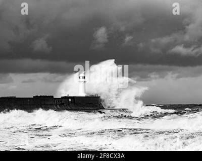 Mer rugueuse au-dessus du phare de la Gare du Sud, Teesmouth, Cleveland Banque D'Images