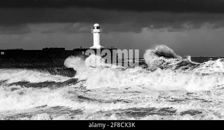 Mer rugueuse au-dessus du phare de la Gare du Sud, Teesmouth, Cleveland Banque D'Images