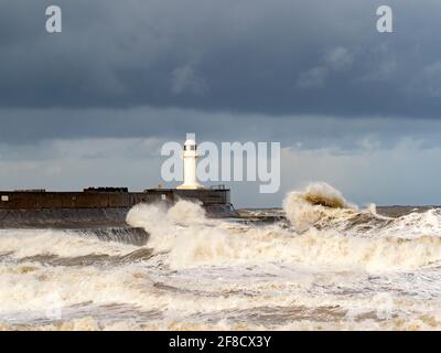 Mer rugueuse au-dessus du phare de la Gare du Sud, Teesmouth, Cleveland Banque D'Images