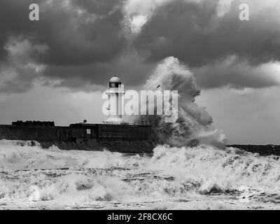 Mer rugueuse au-dessus du phare de la Gare du Sud, Teesmouth, Cleveland Banque D'Images