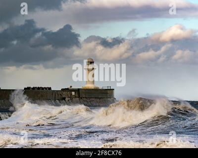 Mer rugueuse au-dessus du phare de la Gare du Sud, Teesmouth, Cleveland Banque D'Images