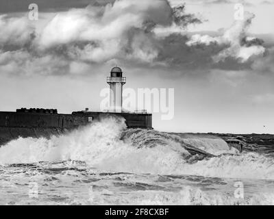 Mer rugueuse au-dessus du phare de la Gare du Sud, Teesmouth, Cleveland Banque D'Images