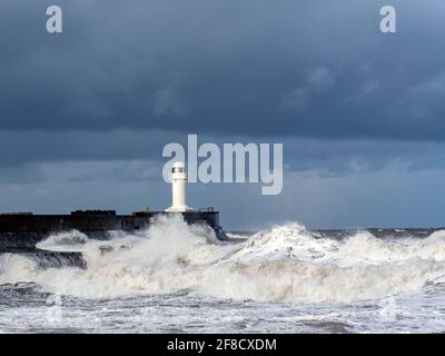 Mer rugueuse au-dessus du phare de la Gare du Sud, Teesmouth, Cleveland Banque D'Images