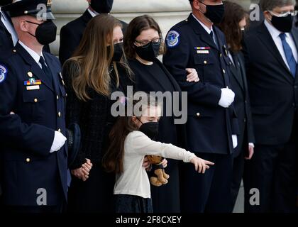 La famille de l'officier de police du Capitole des États-Unis William Evans, qui a été tué dans l'exercice de ses fonctions le 2 avril, regarde comme son dossier est transporté dans le Capitole des États-Unis à Washington, États-Unis, le 13 avril 2021. Crédit: Carlos Barria/Pool via CNP | utilisation dans le monde entier Banque D'Images