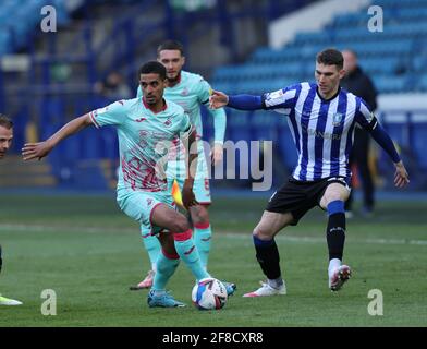 Sheffield, Angleterre, le 13 avril 2021. Ryan Bennett de Swansea City et Liam Shaw de Sheffield mercredi pendant le match du championnat Sky Bet à Hillsborough, Sheffield. Le crédit photo doit être lu : John Clifton / Sportimage Banque D'Images