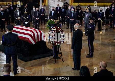 ÉTATS-UNIS. 13 avril 2021. Le président Joseph R. Biden Jr. Rend hommage à l'officier de police du Capitole des États-Unis William Evans, au Capitole, à Washington, le mardi 13 avril 2021. AMR Alfiky/Pool/Sipa USA crédit: SIPA USA/Alay Live News Banque D'Images