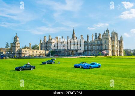 Vue sur un salon de l'auto qui se déroule sur le terrain de Burghley House près de Stamford, en Angleterre Banque D'Images