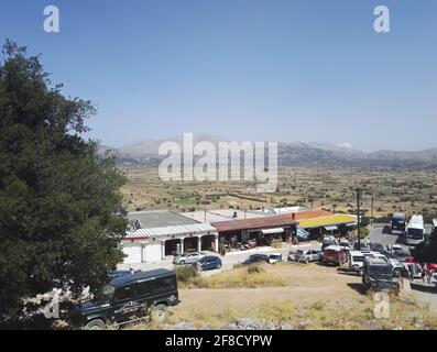 Crète ou Kreta, Grèce - 15 septembre 2017 : vue panoramique depuis le haut de la boutique de souvenirs et des voitures garées au milieu de la zone déserte contre la mounta Banque D'Images