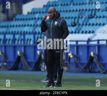 Sheffield, Angleterre, le 13 avril 2021. Darren Moore, directeur de Sheffield Wednesday, regarde pendant le match du championnat Sky Bet à Hillsborough, Sheffield. Le crédit photo doit être lu : John Clifton / Sportimage Banque D'Images