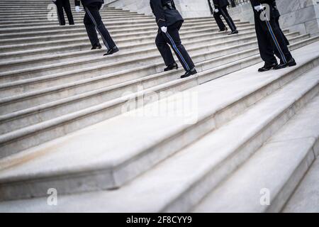 Washington, États-Unis. 13 avril 2021. WASHINGTON, DC - 13 AVRIL : les officiers se placent avant le rôle de l'officier de police du Capitole, William 'Billy' Evans, arrive à se déposer en honneur sur Capitol Hill le mardi 13 avril 2021 à Washington, DC. (Photo de Jabin Botsford/Pool/Sipa USA) crédit: SIPA USA/Alay Live News Banque D'Images