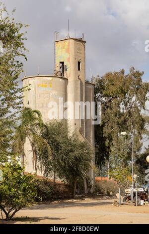 TZe'elim, Israël - 12 mars 2021 : un silo historique dans un kibboutz dans le sud d'Israël Banque D'Images