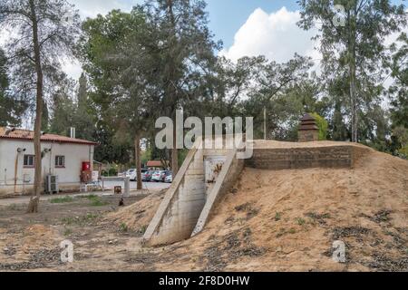 TZe'elim, Israël - 12 mars 2021 : entrée dans un abri public de bombe en béton, utilisé contre les attaques à la roquette, dans un kibboutz dans le sud d'Israël. Banque D'Images