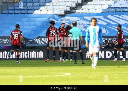 John Smith's Stadium, HUDDERSFIELD, Angleterre - 13 avril 2021 les joueurs de Bournemouth félicitent Dominic Solanke après avoir fait le score 0 - 2 pendant le match HuDDERSFIELD v Bournemouth, Sky Bet EFL Championship 2020/21, John Smith's Stadium, HuDDERSFIELD, Angleterre - 13 avril 2021 Credit: Arthur Haigh/WhiteRosey Live photos Banque D'Images