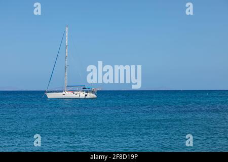 Naoussa, île de Paros, Grèce - 27 septembre 2020 : bateau amarré dans la baie. Mer Egée, archipel des Cyclades. Banque D'Images