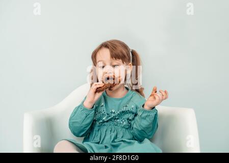 Adorable petite fille au visage recouvert de chocolat Banque D'Images