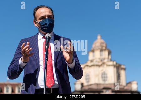 Turin, Italie. 13 avril 2021 : Alberto Cirio, président du Piémont, s'exprime lors d'une manifestation organisée par l'ASCOM auprès des propriétaires de petites entreprises. Les propriétaires de petites entreprises italiennes, les restaurants et les activités non primaires protestent alors que leurs entreprises sont fermées pendant des semaines et que 250.000 emplois ont été perdus en raison du blocage du coronavirus COVID-19. Credit: Nicolò Campo/Alay Live News Banque D'Images