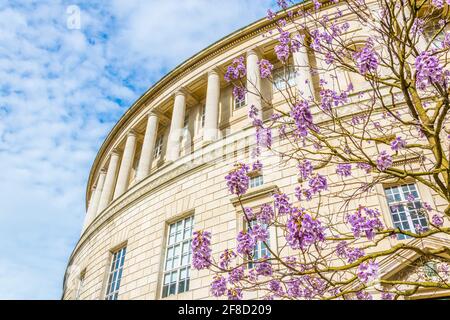 Les gens passent devant la bibliothèque centrale de Manchester, en Angleterre Banque D'Images