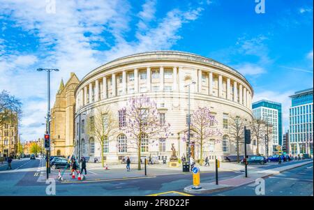 Les gens passent devant la bibliothèque centrale de Manchester, en Angleterre Banque D'Images