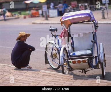 Chauffeur de sexe masculin avec pédicab, Phnom Penh, Royaume du Cambodge Banque D'Images