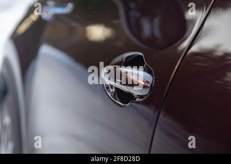 poignée de porte de voiture avec système d'enrty sans clé. carrosserie de voiture de couleur foncée. carrosserie de voiture noire. porte conducteur d'une voiture haut de gamme moderne. poignée de capteur tactile t Banque D'Images