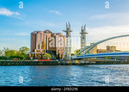 Vue sur une passerelle dans les quais de Salford à Manchester, Angleterre Banque D'Images