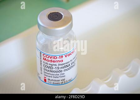 Gros plan d'un flacon de vaccin Moderna Covid-19 utilisé dans un centre de vaccination italien. Turin, Italie - avril 2021 Banque D'Images