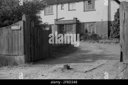 Années 1960, historique, vue extérieure de l'entrée et allée de gravier d'une grande maison indépendante en briques, maison des années 1930, avec des fenêtres métalliques, Angleterre, ROYAUME-UNI. Banque D'Images