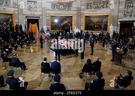 ÉTATS-UNIS. 13 avril 2021. Le président Joseph R. Biden Jr. Rend hommage à l'officier de police du Capitole des États-Unis William Evans, au Capitole, à Washington, le mardi 13 avril 2021. (Photo par AMR Alfiky/Pool/Sipa USA) Credit: SIPA USA/Alay Live News Banque D'Images