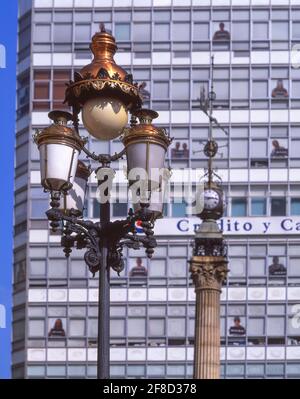 Lampe à gaz et El Obdesco (Obélisque), Avenida da Marina, A Coruña, Galice, Espagne Banque D'Images