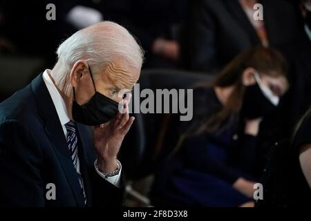 Washington, DC, États-Unis. 13 avril 2021. Le président Joe Biden se frotte contre un mémorial pour le regretté officier de police du Capitole des États-Unis William 'Billy' Evans alors qu'il se trouve en honneur dans la Rotunda au Capitole des États-Unis le 13 avril 2021 à Washington, DC. L'officier Evans a été tué dans l'exercice de ses fonctions lors de l'attaque à l'extérieur du Capitole des États-Unis le 2 avril. Il est le sixième officier de police du Capitole à mourir dans l'exercice de ses fonctions depuis la création de la force depuis près de 200 ans. Crédit : Drew Angerer/Pool via CNP/Media Punch/Alay Live News Banque D'Images