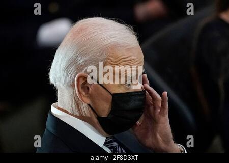 Washington, DC, États-Unis. 13 avril 2021. Le président Joe Biden se frotte contre un mémorial pour le regretté officier de police du Capitole des États-Unis William 'Billy' Evans alors qu'il se trouve en honneur dans la Rotunda au Capitole des États-Unis le 13 avril 2021 à Washington, DC. L'officier Evans a été tué dans l'exercice de ses fonctions lors de l'attaque à l'extérieur du Capitole des États-Unis le 2 avril. Il est le sixième officier de police du Capitole à mourir dans l'exercice de ses fonctions depuis la création de la force depuis près de 200 ans. Crédit : Drew Angerer/Pool via CNP/Media Punch/Alay Live News Banque D'Images