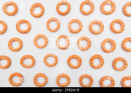 Bagels en-cas ou séchant bagels repas du midi sur fond blanc, produits de boulangerie ronds cuits à partir de la pâte de choux. Banque D'Images