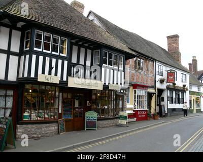 ANGLETERRE, MIDLANDS DE L'OUEST, SHROPSHIRE, BEAUCOUP WENLOCK, HIGH STREET, 06 OCTOBRE 2010 : bâtiments dans la rue High dans la grande partie de Wenlock Banque D'Images