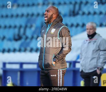 Sheffield, Angleterre, le 13 avril 2021. Darren Moore, directeur de Sheffield, a crié mercredi des instructions lors du match du championnat Sky Bet à Hillsborough, Sheffield. Le crédit photo doit être lu : John Clifton / Sportimage Banque D'Images