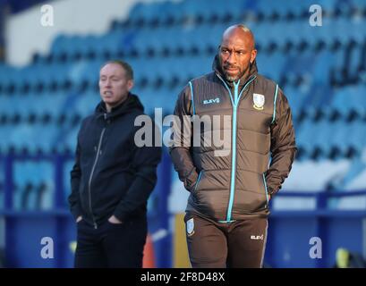 Sheffield, Angleterre, le 13 avril 2021. Darren Moore, directeur de Sheffield Wednesday, regarde le match lors du championnat Sky Bet à Hillsborough, Sheffield. Le crédit photo doit être lu : John Clifton / Sportimage Banque D'Images