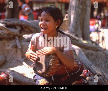 Jeune fille jouant à la batterie, Angkor Thom, Siem Reap, Royaume du Cambodge Banque D'Images