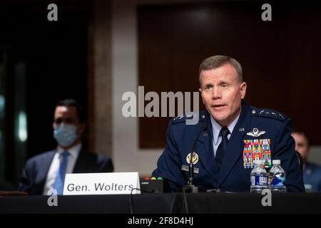 Général Tod Wolters, Commandant, United States European Command/North Atlantic Treaty Organization Commandant suprême des forces alliées en Europe, Comparaît lors d'une audience du Comité sénatorial des services armés pour examiner le Commandement européen des États-Unis et le Commandement des transports des États-Unis dans le cadre de l'examen de la demande d'autorisation de défense pour l'exercice 2022 et le Programme de défense des années à venir, dans l'édifice Dirksen du Bureau du Sénat à Washington, DC, le mardi 13 avril 2021. Crédit : Rod Lamkey/CNP/MediaPunch Banque D'Images