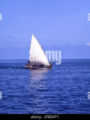 Bateau de boutre en bois avec voile, Bandos, atoll de Kaafu, République des Maldives Banque D'Images