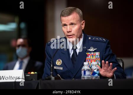 Général Tod Wolters, Commandant, United States European Command/North Atlantic Treaty Organization Commandant suprême des forces alliées en Europe, Comparaît lors d'une audience du Comité sénatorial des services armés pour examiner le Commandement européen des États-Unis et le Commandement des transports des États-Unis dans le cadre de l'examen de la demande d'autorisation de défense pour l'exercice 2022 et le Programme de défense des années à venir, dans l'édifice Dirksen du Bureau du Sénat à Washington, DC, le mardi 13 avril 2021. Crédit : Rod Lamkey/CNP/MediaPunch Banque D'Images