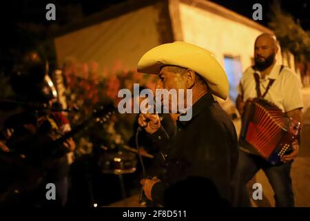 Nuit de danse pupupupupupulaire avec musique de groupe, Tuba et accordéon à la maison de la famille Burbua, et Felix le 9 octobre 2020 dans la communauté de Fronteras, Sonora, Mexique. (Photo par Luis Gutierrez / Norte photo) Noche de baile pupupupumular con Musica de banda, Tuba y acordeon en el hogar casa de la familia Burbua, y Felix el 9 cotubre 2020 en la comunidad de Fronteras, Sonora, Mexique. (Photo par Luis Gutierrez/Norte photo) Banque D'Images